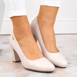 Beige Perlenpumps an einem dekorativen Pfosten von Sergio Leone 2