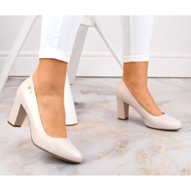 Beige Perlenpumps an einem dekorativen Pfosten von Sergio Leone 1