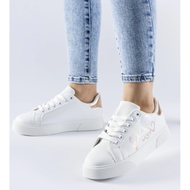 Weiße Turnschuhe auf der Montclair-Plattform 1