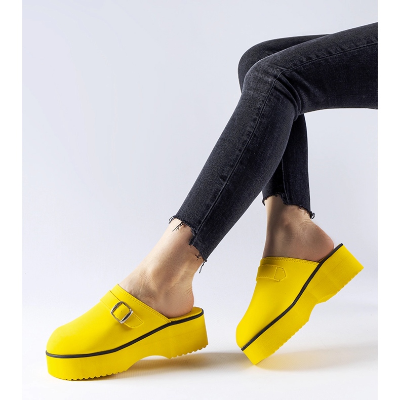 Gelbe Clog-Rutschen auf der Lang-Plattform 1