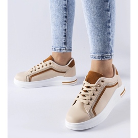 Beige Turnschuhe auf der Mayfield-Plattform 1