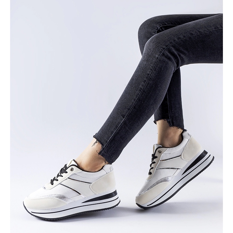 Weiße Turnschuhe auf der Nutter-Plattform beige 1