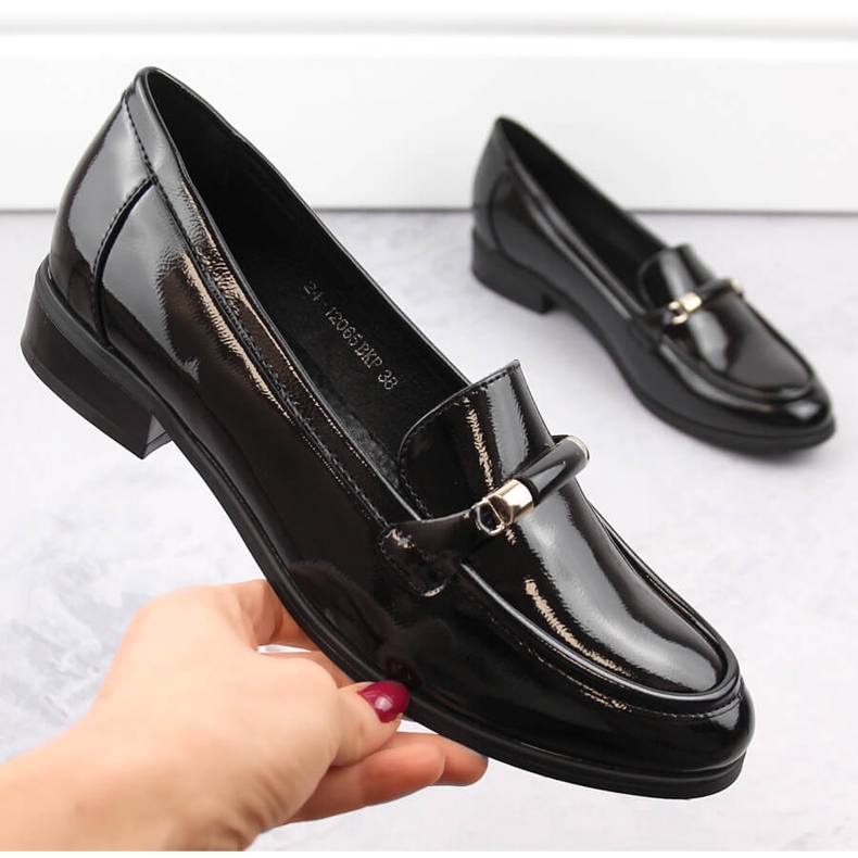 Schwarze Damen-Lackschuhe mit niedrigem Absatz Potocki SZ12065 1