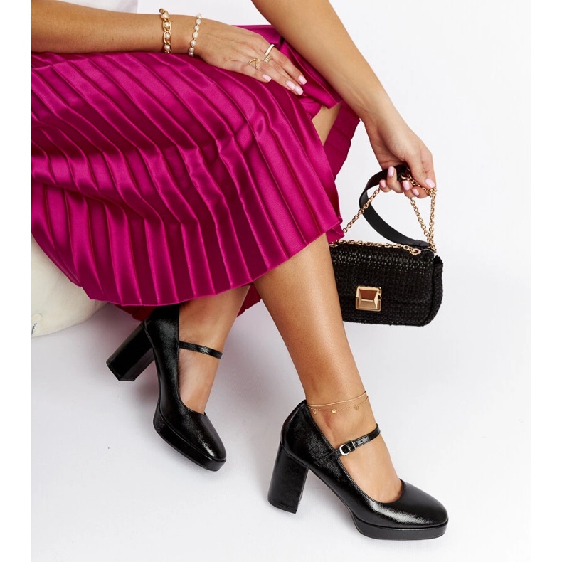 Cher schwarze Lackpumps mit Absatz 1