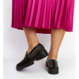 Schwarze Slipper, verziert mit Newport-Strasssteinen 1