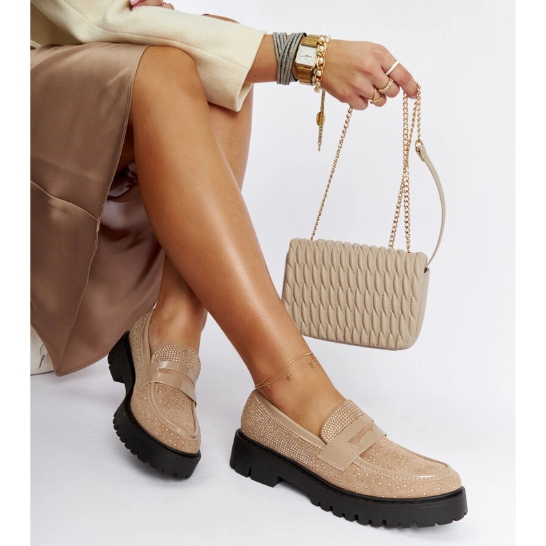 Beigefarbene Mokassins, verziert mit Newport-Strasssteinen 1