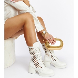 Weiße durchbrochene Stiefel mit hohen Absätzen von Visalia 1