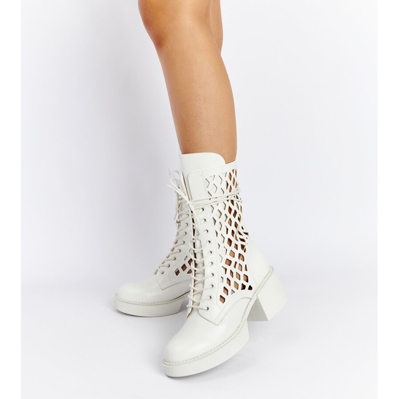 Weiße durchbrochene Stiefel mit hohen Absätzen von Visalia 2