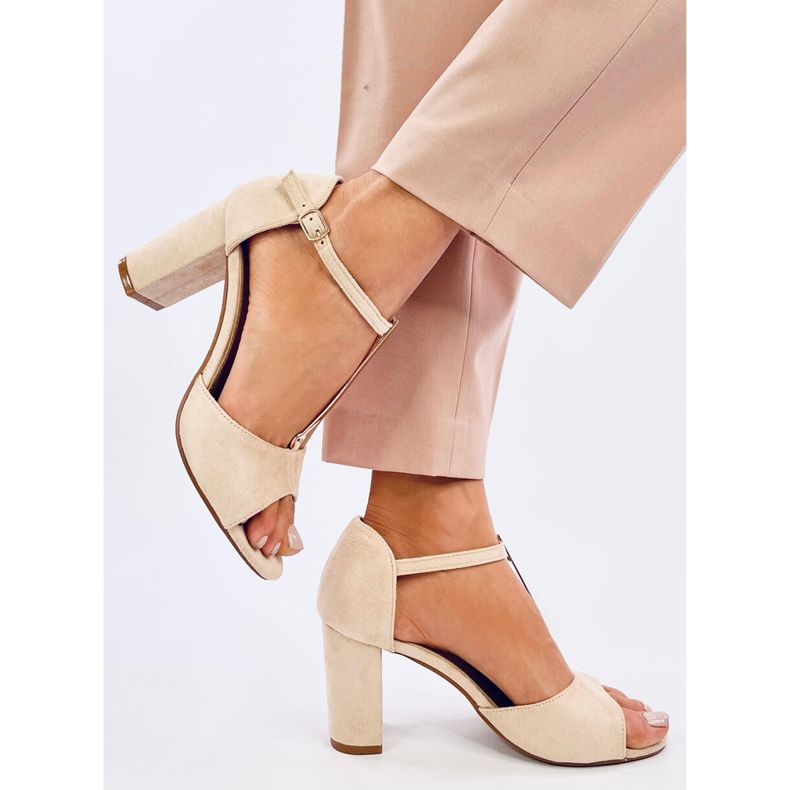 Beigefarbene Ferdi-Sandalen mit hohen Absätzen und Goldverzierung 1