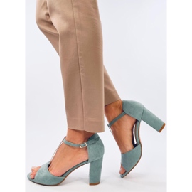 Grüne Ferdi-Sandalen mit hohen Absätzen und Goldverzierung 2