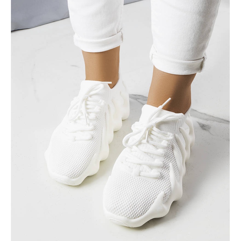 Weiße, luftige Sneakers von Muriel 1