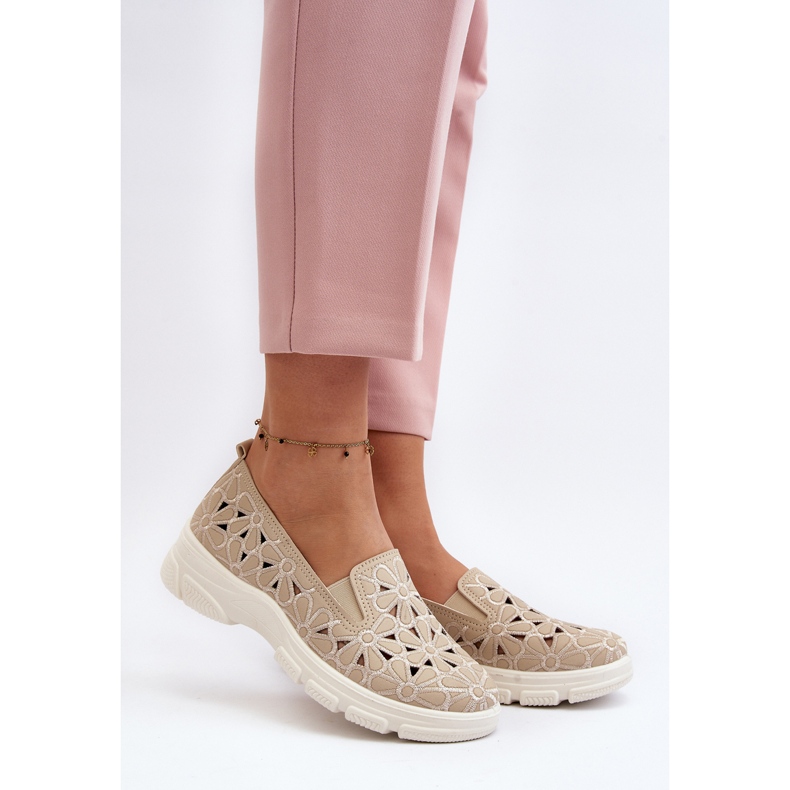 Beigefarbene, durchbrochene Damenschuhe von Emilei 2