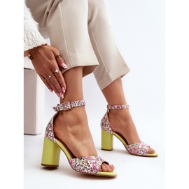 Gelb geblümte High-Heel-Sandalen von Vitamella 1