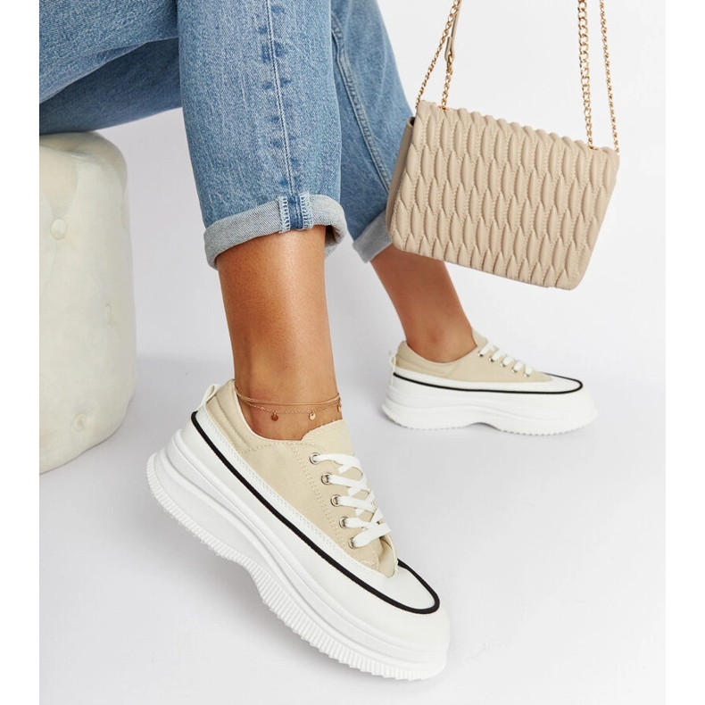 Beigefarbene Sneakers auf der Plesio-Plattform 2