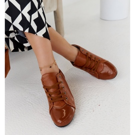 Braune Schuhe mit Lackkappe von Parady 1