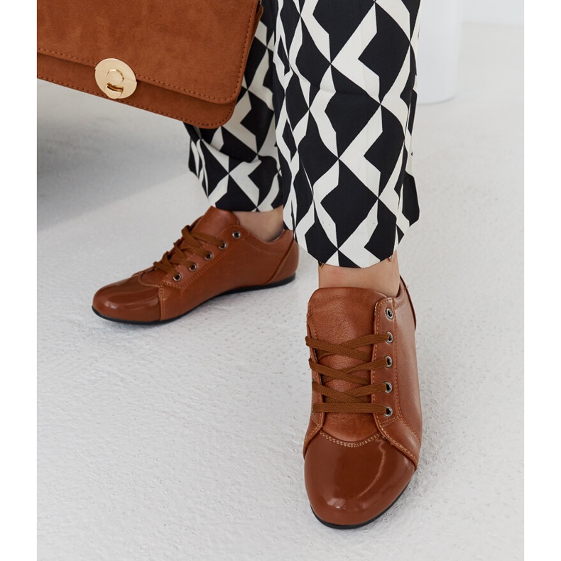 Braune Schuhe mit Lackkappe von Parady 2