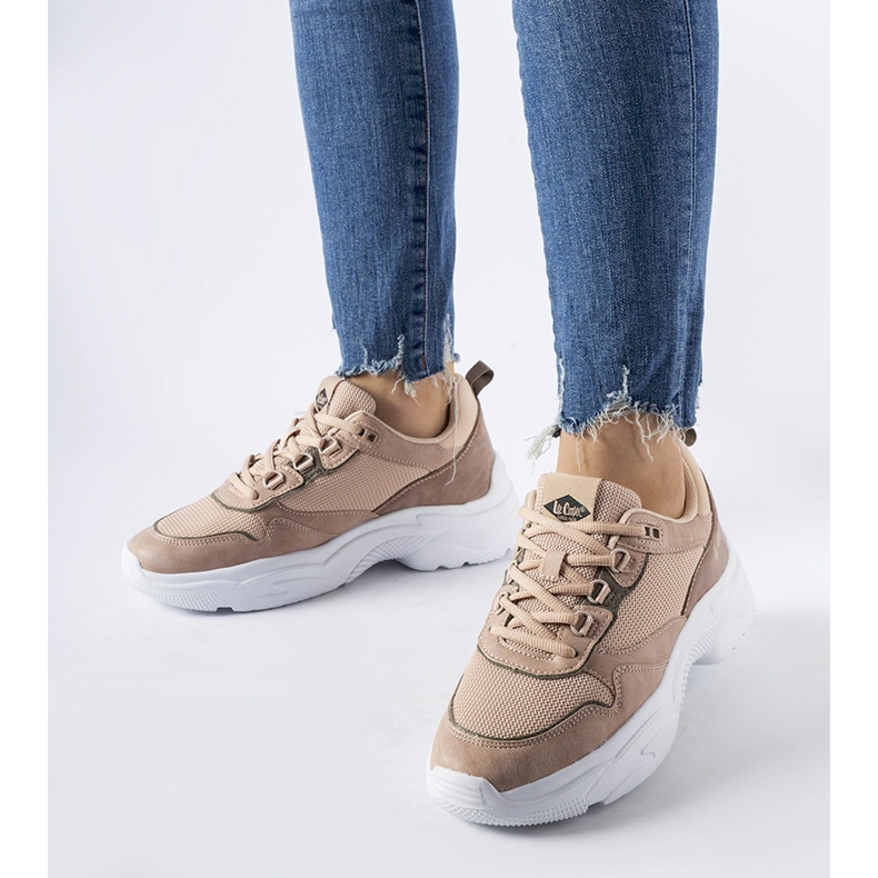 Lee Cooper trägt Powder-Sneaker rosa 1