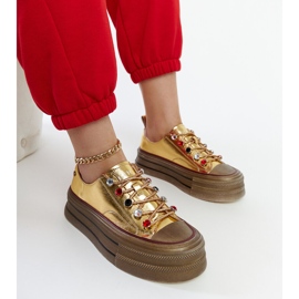 Goldene Sneakers auf der GOE NN2N4055-Plattform 1