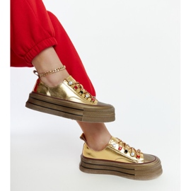 Goldene Sneakers auf der GOE NN2N4055-Plattform 2