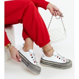 Weiße Sneakers auf der GOE NN2N4054-Plattform 1