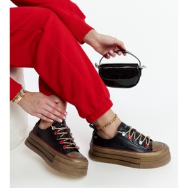 Schwarze Sneakers auf der GOE NN2N4053-Plattform 1