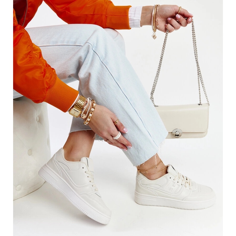 Beigefarbene Sneakers auf der Mentha-Plattform 1