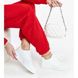 Weiße Sneakers auf der Mentha-Plattform 1