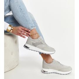 Graue Turnschuhe auf der Lubna-Plattform 1