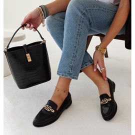 Schwarze Mokassins, verziert mit einer Kuens-Kette 1