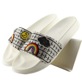 8228 Weiße Pantoffeln mit Pins 1