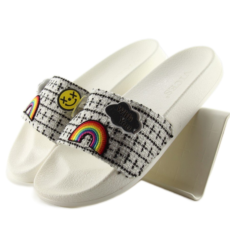 8228 Weiße Pantoffeln mit Pins 1