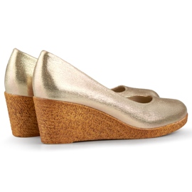 Goldene Keilpumps – Damenschuhe mit bequemem Keilabsatz 1