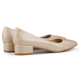 Beige Lackpumps mit niedrigem Absatz 1