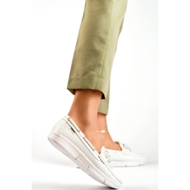 Bequeme Damen-Mokassins in Weiß. Bequeme Damen-Mokassins 1