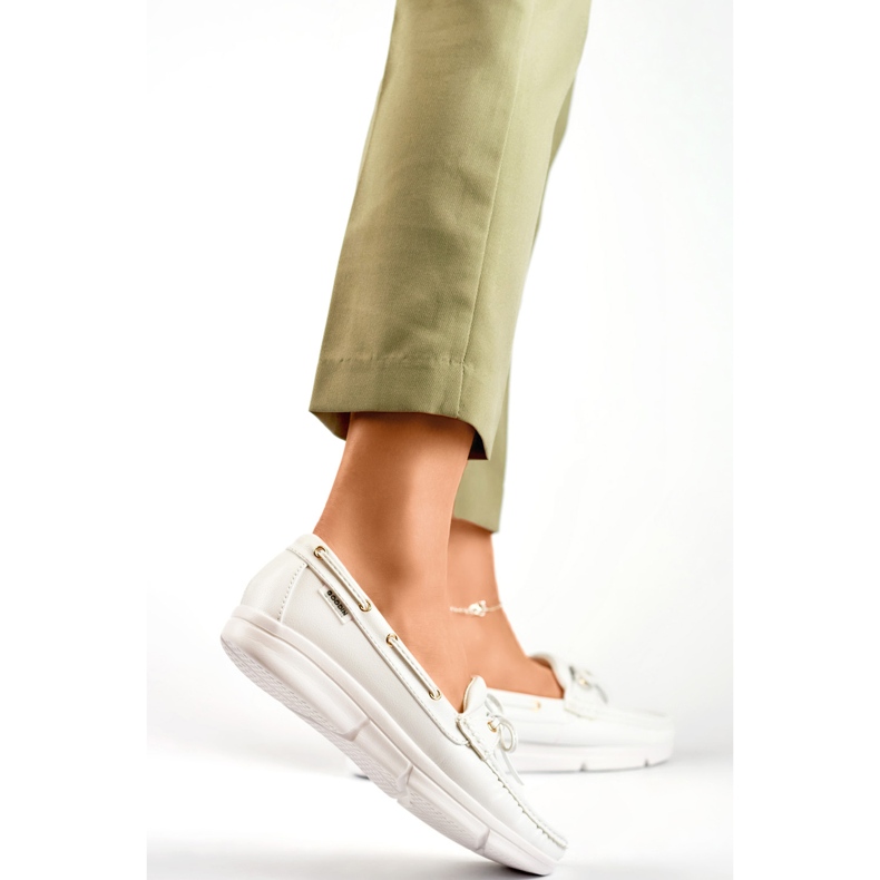 Bequeme Damen-Mokassins in Weiß. Bequeme Damen-Mokassins 1