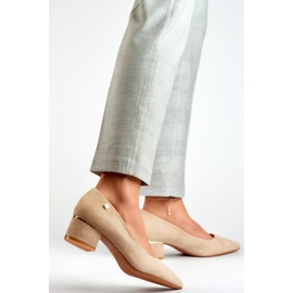 Beige Pumps mit niedrigen Absätzen 1