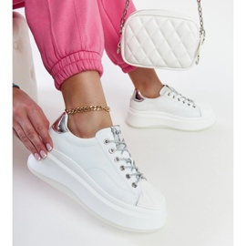 Weiße Sneakers auf der GOE NN2N4033-Plattform 1