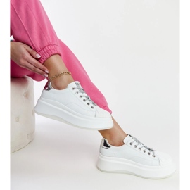 Weiße Sneakers auf der GOE NN2N4033-Plattform 2