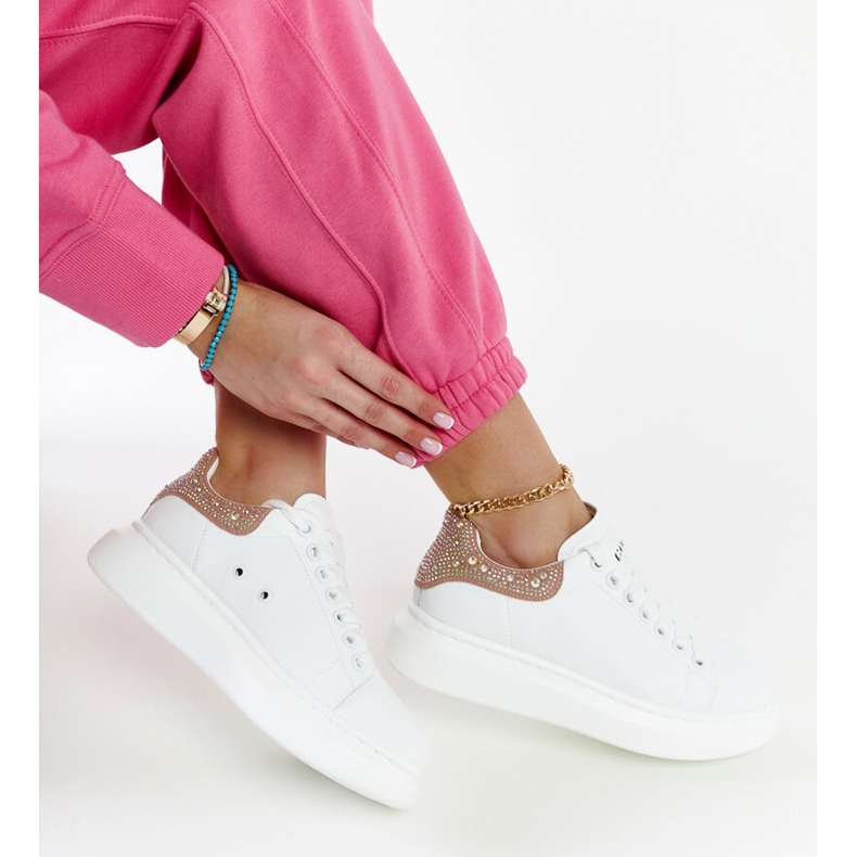 Weiße Sneakers auf der GOE JJ2N4051-Plattform 1