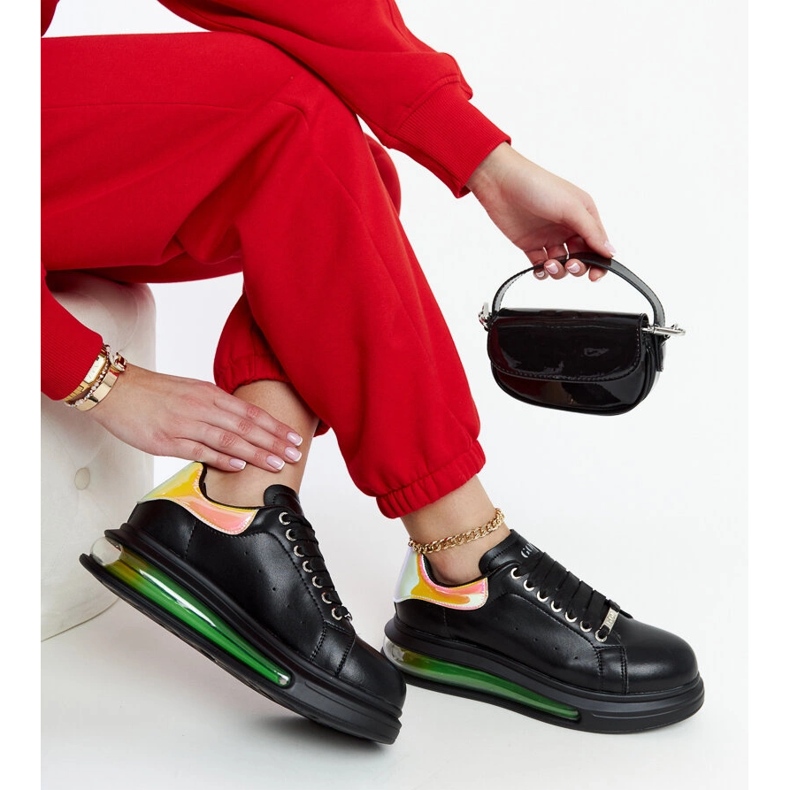 Schwarze Sneakers auf der GOE NN2N4030-Plattform 1