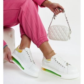 Weiße Sneakers auf der GOE NN2N4029-Plattform 1