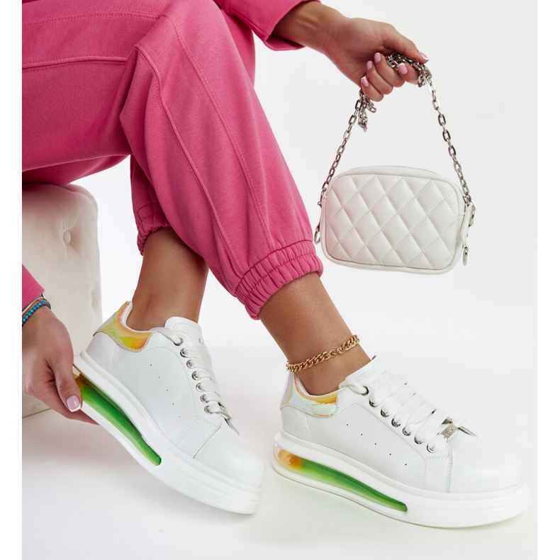 Weiße Sneakers auf der GOE NN2N4029-Plattform 1