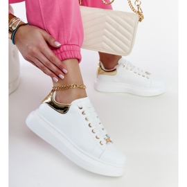 Weiße Sneakers auf der GOE LL2N4011-Plattform 1