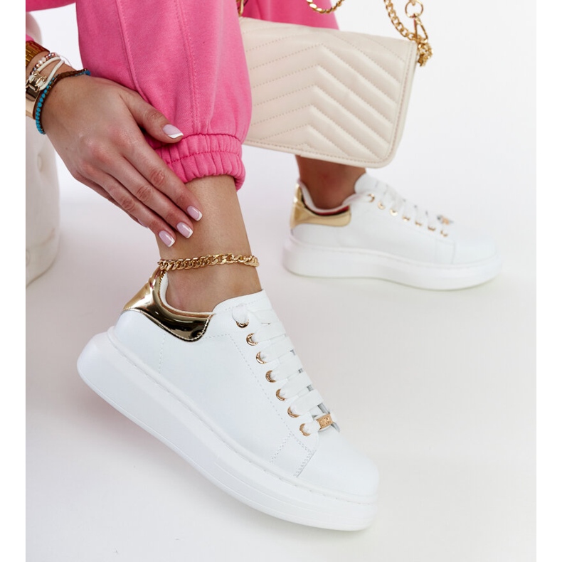 Weiße Sneakers auf der GOE LL2N4011-Plattform 1