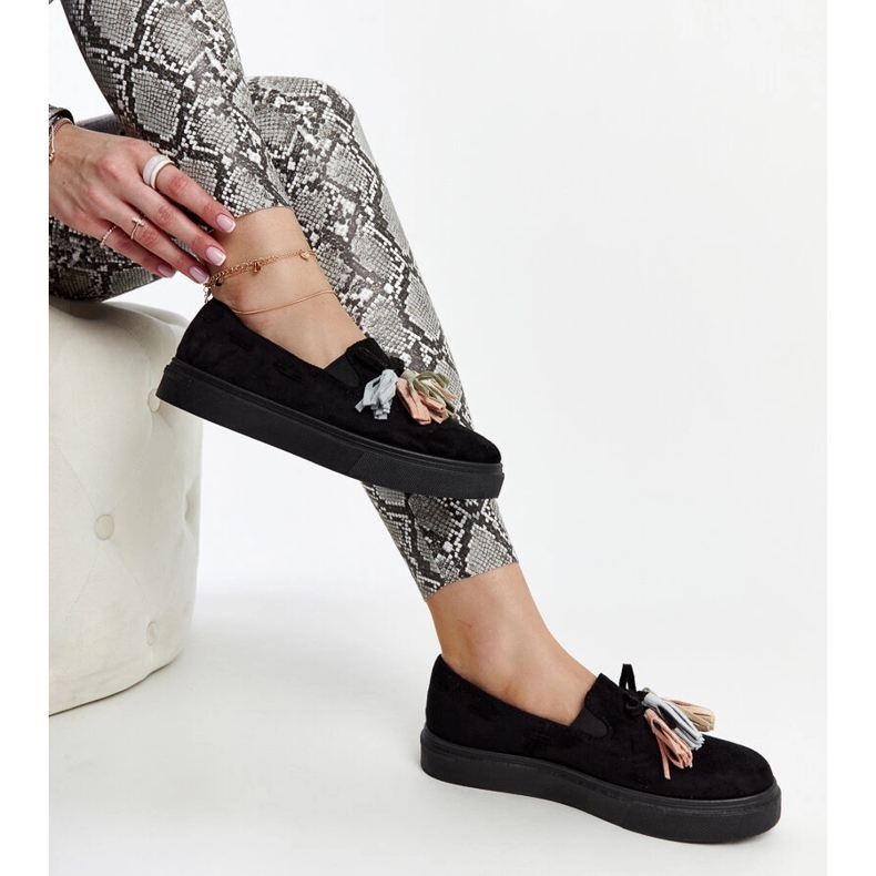 Schwarze Schuhe mit bunten Quasten von Adaldrida 1