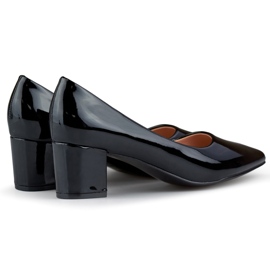 Schwarze Lackpumps mit spitzer Spitze und niedrigem Absatz 1