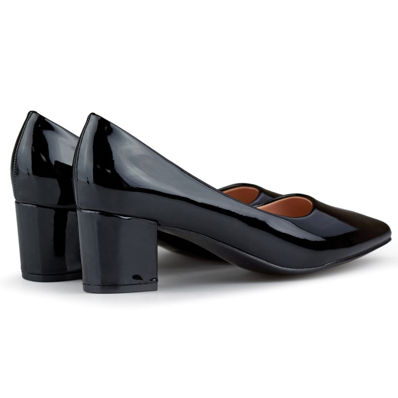 Schwarze Lackpumps mit spitzer Spitze und niedrigem Absatz 1