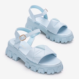 Blaue Sandalen auf der Ferlandi-Plattform 1