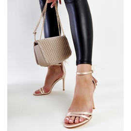 Beigefarbene Sandalen mit Federn von Adalgisio 1