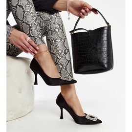 Schwarze High Heels mit Satin-Finish und Clemente-Strasssteinen 1